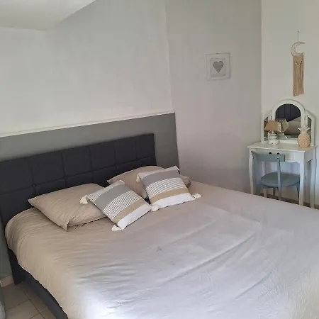 Avec Vue Sur La Cité Mediévale