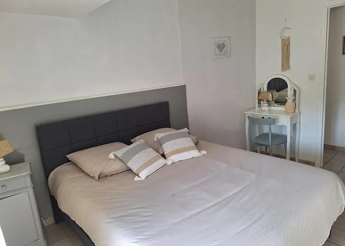 Avec Vue Sur La Cité Mediévale